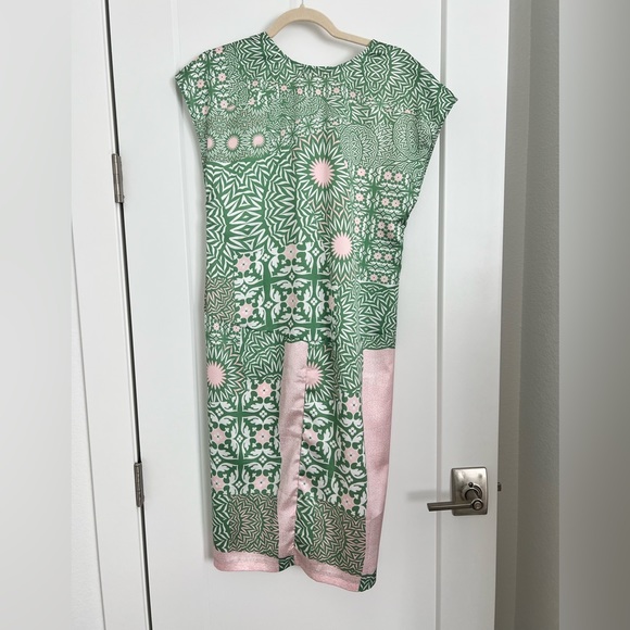 Traffic People Mixed Print V Neck Shift Dress. Size S. - Picture 4 of 7